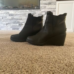 EUC SOREL BLACK LEATHER BOOTS